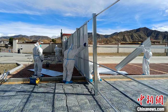 西藏金塔建设集团有限公司职工支援日喀则方舱建设。 受访者供图 西藏金塔建设集团有限公司职工支援日喀则方舱建设。 受访者供图