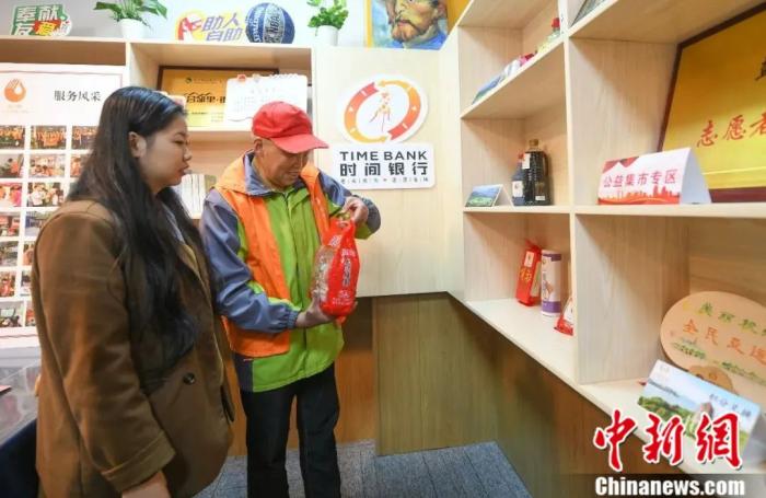 志愿者在“公益集市”兑换物品。王刚 摄 志愿者在“公益集市”兑换物品。王刚 摄
