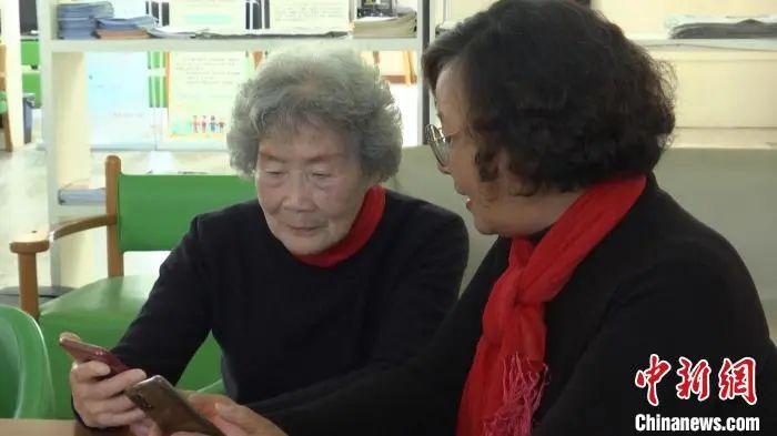 资料图:胡晖与朋友使用手机“冲浪”。冯佳飞 摄 资料图:胡晖与朋友使用手机“冲浪”。冯佳飞 摄