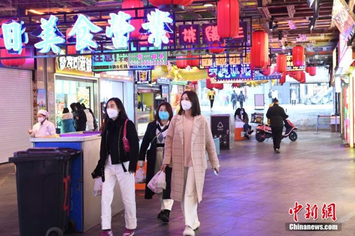 美食街的人气正在逐渐恢复中。 陈超 摄 美食街的人气正在逐渐恢复中。 陈超 摄