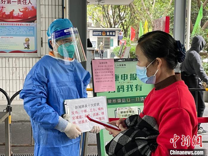 图为广州各级各类医疗机构普通门、急诊就诊人员凭健康码绿码通行 陈骥旻 摄 图为广州各级各类医疗机构普通门、急诊就诊人员凭健康码绿码通行 陈骥旻 摄