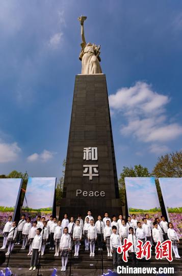 一群来自南京芳草园小学的和平宣讲小使者,抑扬顿挫地朗诵着诗人冯亦同撰写的诗歌《紫金花》。 泱波 摄 一群来自南京芳草园小学的和平宣讲小使者,抑扬顿挫地朗诵着诗人冯亦同撰写的诗歌《紫金花》。 泱波 摄