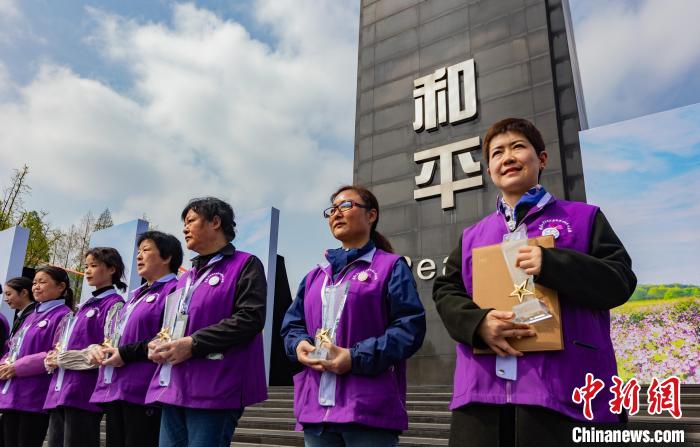 以和平之花紫金草命名的紫金草志愿服务队,成立至今已近三十年。 泱波 摄 以和平之花紫金草命名的紫金草志愿服务队,成立至今已近三十年。 泱波 摄